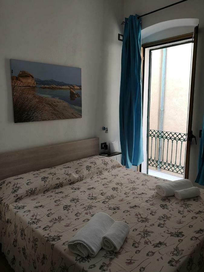 Domo Silvia Bed & Breakfast La Maddalena  Eksteriør bilde